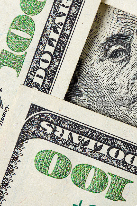 本杰明·富兰克林(Benjamin Franklin)从100美元钞票中寻找
